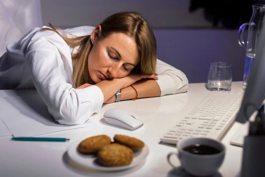 A women sleep on table cause sleep disorder of insomnia.